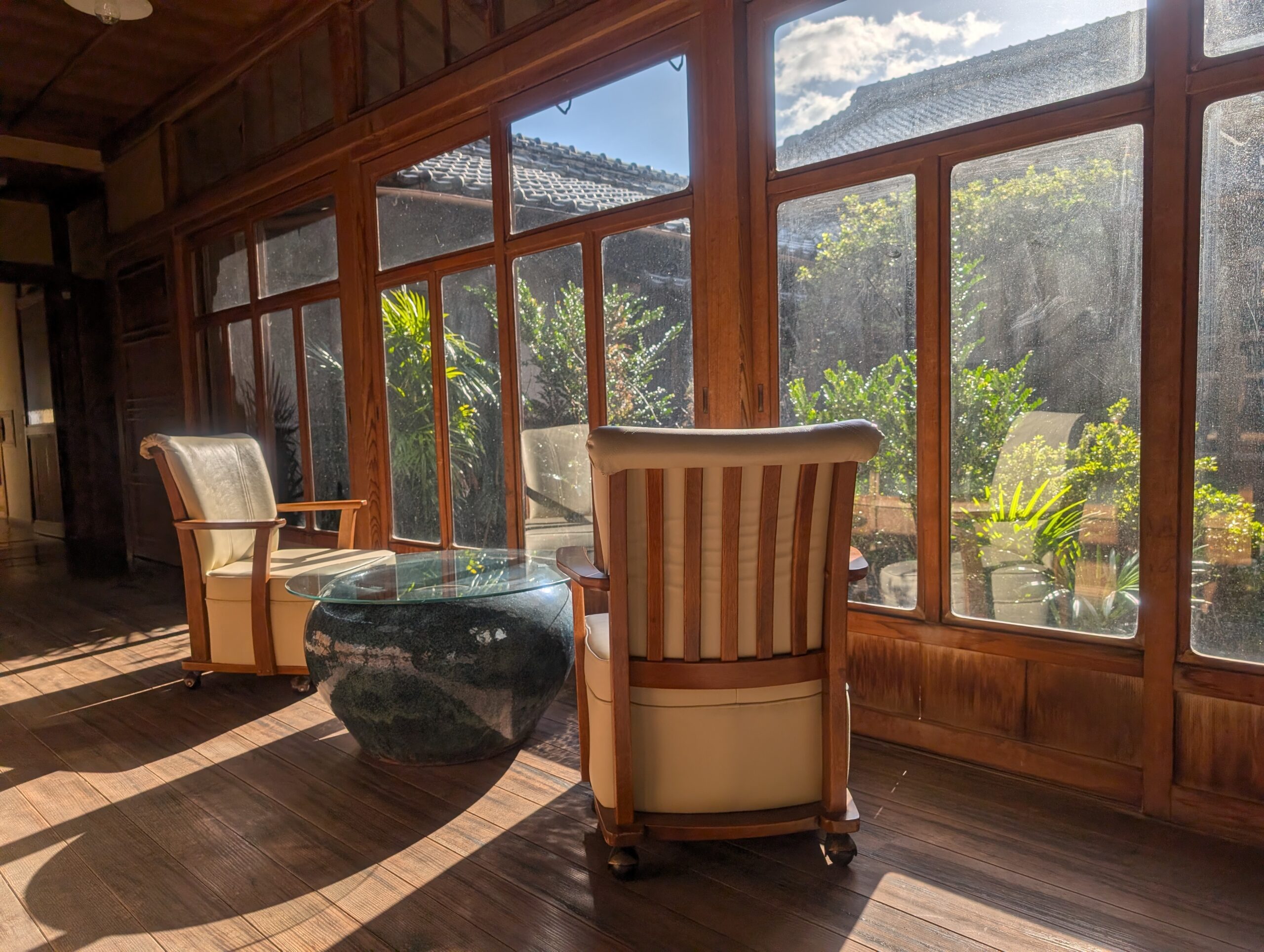 旅館白磯の中庭の見える廊下