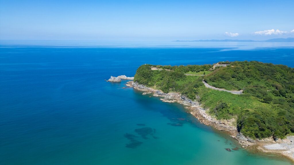 天草・高浜の十三仏公園から望む青く澄んだ海と海岸線の風景