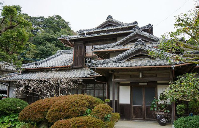 昭和初期に建てられた旅館白磯の外観