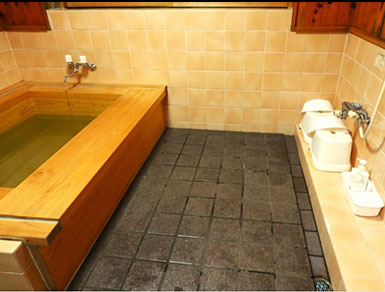 旅館白磯の檜風呂