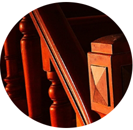 旅館白磯の洋館階段の装飾