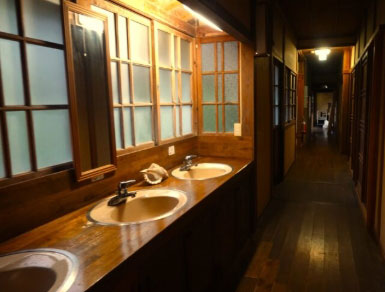 旅館白磯のアンティーク洗面所