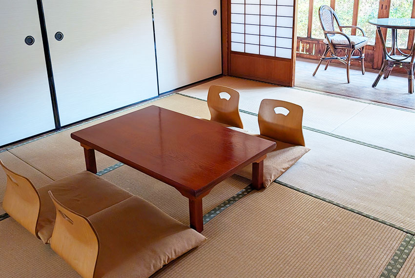 畳の和室に座卓と座椅子を配置した落ち着いた客室空間